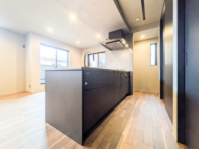 大森町新築戸建のキッチン|Takarastandard社製のシステムキッチンを採用しています。ワークトップはアクリル人造大理石、キッチンパネルはホーローパネルにつきお手入れが簡単です。