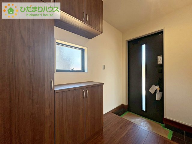 ひたちなか阿字ヶ浦町第4　新築戸建　2号棟の玄関|天井までの高さがあるタップリ玄関収納、姿見・小引き出し付きなのも便利