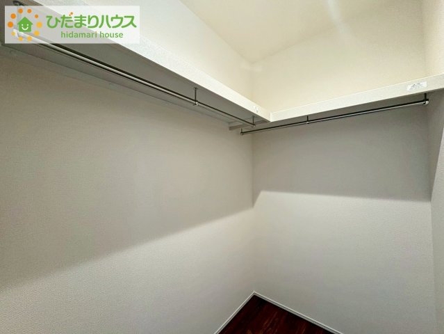 ひたちなか阿字ヶ浦町第4　新築戸建　2号棟の収納|"ママに人気のウォークインクローゼット付き！
コートやジャケットはもちろん、季節物や布団なども全部収納できちゃいます(^^)/"