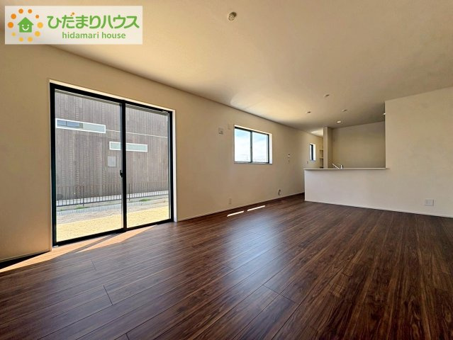 ひたちなか阿字ヶ浦町第4　新築戸建　2号棟の居間・リビング|"南側にお庭があり、明るく開放感のあるリビング。
昼間は、電気いらずでエコ+節約にもなります。"