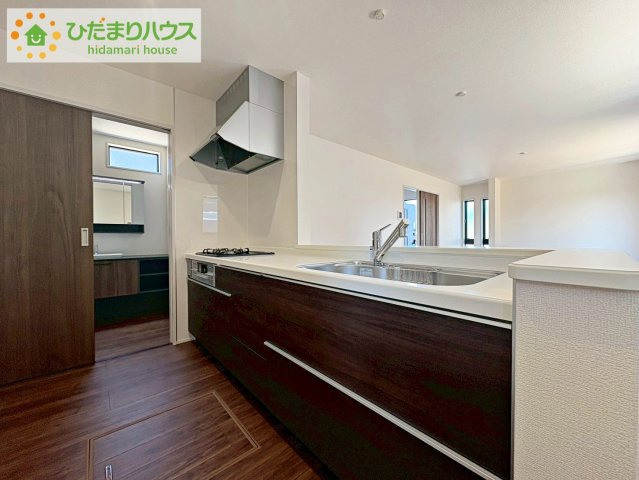ひたちなか阿字ヶ浦町第4　新築戸建　2号棟のキッチン|家族と会話しながら料理できるオープンカウンター♪
