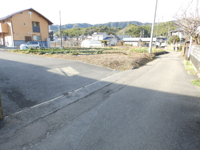ヴィラ クレストの駐車場|前面道路