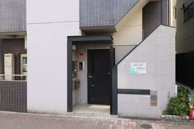 コスモリード入谷のエントランス