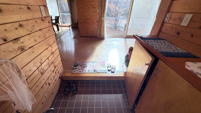 浅間ハイランドパーク メイン通り沿いの中古戸建の玄関