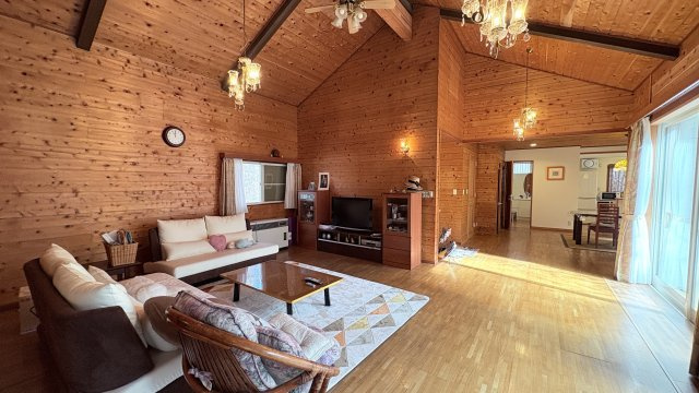 浅間ハイランドパーク メイン通り沿いの中古戸建の居間・リビング