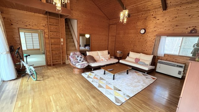 浅間ハイランドパーク メイン通り沿いの中古戸建の居間・リビング