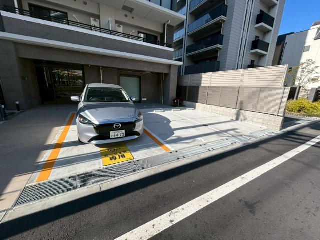 ロイジェント玉川の駐車場