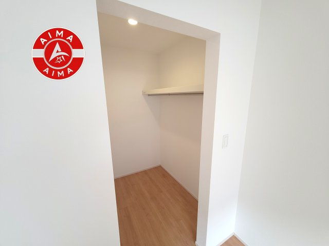 糟屋郡須恵町大字須恵第1-3棟(B号棟)の収納|洋服や大きな荷物が多い方や人数の多いご家族などは、一般的なクローゼットよりもウォークインクローゼットのほうが使い勝手が良いです。