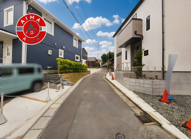 糟屋郡須恵町大字須恵第1-3棟(B号棟)の前面道路含む現地写真|前面道路は閑静な住宅地をはしる車通りの少ない道路。お車の出し入れが苦手なママや小さなお子様にも安心ですね。しっかり舗装もされているので、ベビーカーや自転車で通っても快適に通行できます。