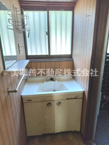 ６６５９３　岐阜市長良中古戸建ての洗面所