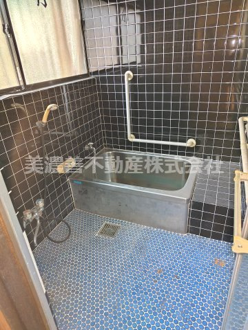 ６６５９３　岐阜市長良中古戸建ての浴室