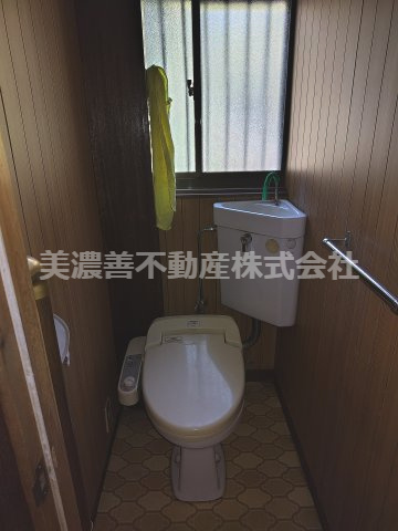 ６６５９３　岐阜市長良中古戸建てのトイレ