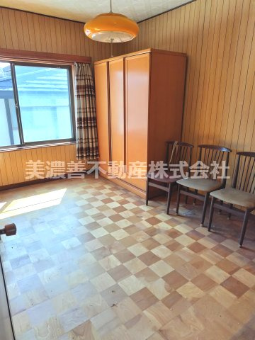 ６６５９３　岐阜市長良中古戸建ての洋室