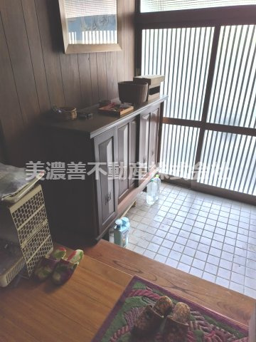 ６６５９３　岐阜市長良中古戸建ての玄関