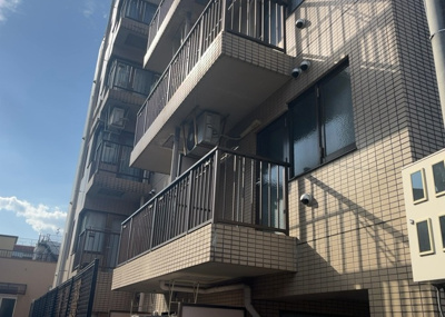 【バルコニー】 | 共立リライアンス上野町 | バルコニーは、室外の専用スペースのうち、「屋根がなく開放された空間」であるものを指します。ベランダより広いタイプのものが多く、日当たりもよいため家庭菜園などを楽しみたい人にとって適した環境となります。