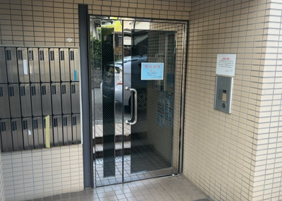 【玄関】 | 共立リライアンス上野町 | 玄関は家の顔でもあり、家族以外の目にも止まる場所です。玄関は外との間を仕切る扉、靴などをしまっておく収納スペース、靴脱ぎのたたきスペース、来客とのやり取りをするドアホンなど複数のアイテムからなります。