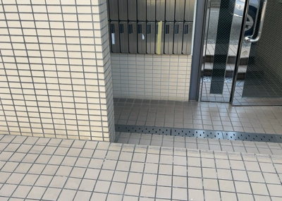 【構造・工法・仕様】 | 共立リライアンス上野町 | 建物の基礎工事の方法は、主流となっているベタ基礎（防湿基礎）と布基礎の２種類に分類され、床下の通気性や耐久性などに違いがあります。建物の基礎部分の構造や付帯設備など詳細については現地でご確認ください。