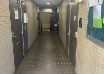 【内装】 | 共立リライアンス上野町 | 玄関ポーチにおいて最も重視すべきと言っても良いのが広さです。適切な広さの玄関ポーチでないと外見的なバランスは崩れてしまいますし、何より使いにくくなってしまいますので、現地で実際に下見をしてみましょう！