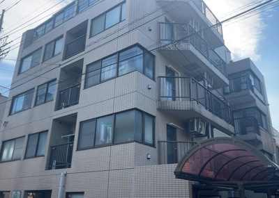 【外観】 | 共立リライアンス上野町 | 隣家の土地はどうなっているのか、生活利便施設が近くにあるのか、学校まで近いかなど、お客様のライフスタイルにあわせたイメージが重要です。また、近くにあると困る施設が近くにないかも確認するといいでしょう。