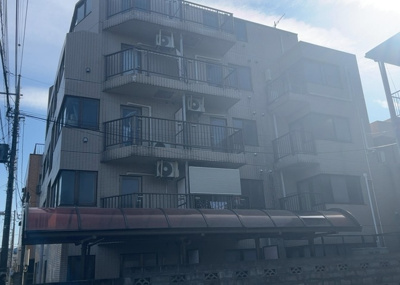 【外観】 | 共立リライアンス上野町 | 現地に行くなら、物件の周囲の地形がどうなっているかを見ることも大切です。周辺より低くなっている土地では、大雨などで水が集まりやすいため、地盤が弱くなっているということも考えられるため、注意が必要です。