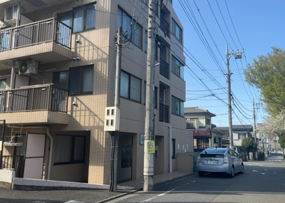 【外観】 | 共立リライアンス上野町 | 南側道路の場合は長い時間光を入れ込むことができるため、庭やリビングを道路側に持ってくることが多く土地価格も高い傾向にあります。一方北側道路だとリビングや庭が南側になりプライバシーを守ることができます。