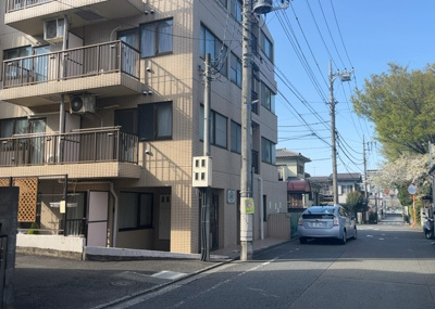 【外観】 | 共立リライアンス上野町 | 東側道路の場合は居室を南向きに設計しやすいため、朝日が入りやすいというメリットがあります。一方、西側道路も東側同様に居室を南向きに設計しやすいのですが、住宅地だと朝日が入りにくいという弱点があります。