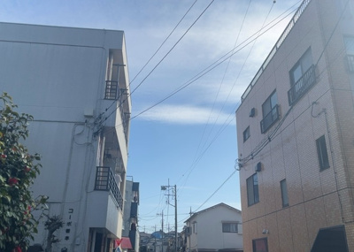 【展望】 | 共立リライアンス上野町 | 土地の地勢が高台の場合、景色を綺麗にみることができ、景色にこだわってお家探ししている方におすすめです！また平坦地よりも風通しがいいというメリットがあります。デメリットもあるので是非現地でご確認下さい。