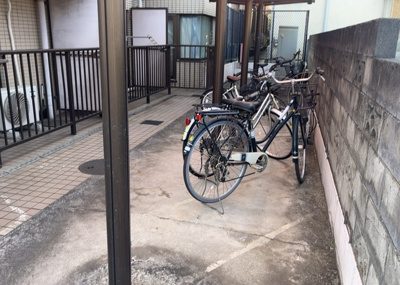 【駐車場】 | 共立リライアンス上野町 | 車一台あたりに必要なスペースは、標準サイズの普通自動車で横幅2m50cm、長さ5mは必要になります。ただし、乗降のことも考慮して横幅3m30cm、長さ5m50cmほどは確保できるところを選びましょう。