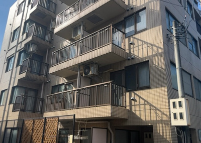 【バルコニー】 | 共立リライアンス上野町 | バルコニーは、建物内から室外へ楽に出入りできる便利なスペースです。また、バルコニーには手すりを付けることが義務付けられており、手すりの高さは110cm以上で施工することが建築基準法で定められています。