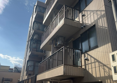 【バルコニー】 | 共立リライアンス上野町 | 両面バルコニーは、バルコニーそのものの機能というよりかは設置の仕方による名称です。複数のバルコニーを東西や南東などの相対する場所に設置することで、通風や採光が確保しやすくなるというメリットがあります。