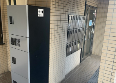 【玄関】 | 共立リライアンス上野町 | 玄関は家の顔と言っても過言ではありません。現地を見学する際は玄関の広さや全体のバランスなどを見てみるといいでしょう。一般的なアプローチのしやすさだけではなく、お年寄りにも優しい設計のものだと安心です。