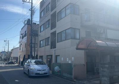 【外観】 | 共立リライアンス上野町 | 住宅用の土地では前面道路に2m以上接していなければならないと法律で定められています。しかし、お持ちの車のサイズやライフスタイルなどにより、2mでは利便が悪い場合もございますので、事前に確認しましょう。