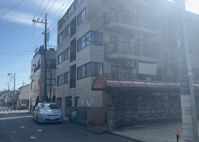 【外観】 | 共立リライアンス上野町 | 道幅が広い場所は日当たりや風通が良好です。幅が広いのですれ違いも可能ですし大きな車でも駐車可能！一方で、大型車が通ることも多くなるため交通量の増加により騒音に繋がります。また土地の値段が高くなります。