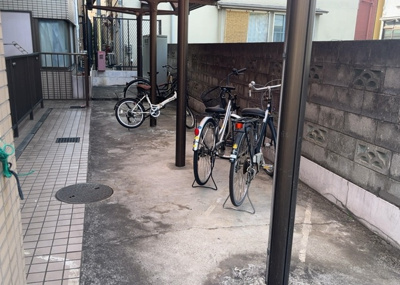 【駐車場】 | 共立リライアンス上野町 | 駐車場と明記されていても、最小スペースでつくられた駐車場だと大型車は駐車できなかったり、出入りしにくくなったりする可能性があります。お車のサイズと購入したい物件の駐車場のサイズを現地で確認しましょう。