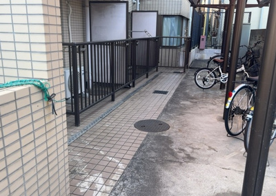 【庭】 | 共立リライアンス上野町 | 庭があることでガーデニングや家庭菜園はもちろん、こどもの遊び場やペットを放して遊ぶことができます。また、家の周囲に余裕があるということです。隣地との間があれば、十分な日当たりと、風通しが確保できます。