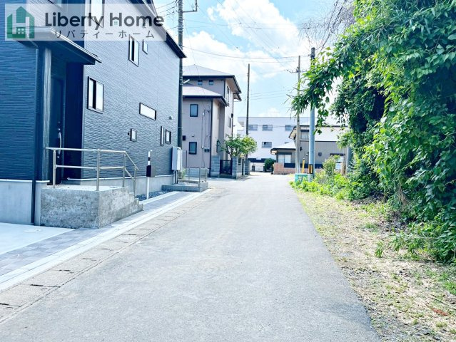 水戸市西原1丁目3期　新築戸建の前面道路含む現地写真