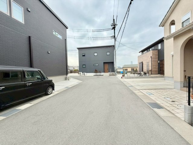 泉佐野市中庄戸建の前面道路含む現地写真|前面道路幅員約６ｍ