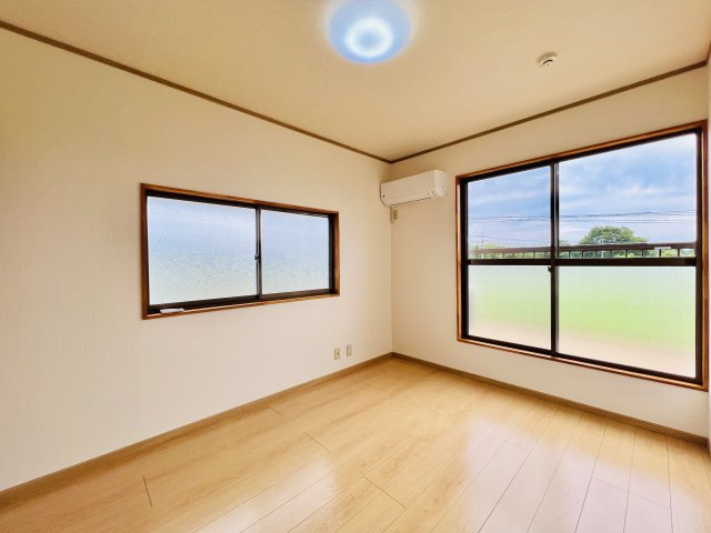 前橋市粕川町深津の洋室|２階洋室は、バルコニーへも行き来できます◎