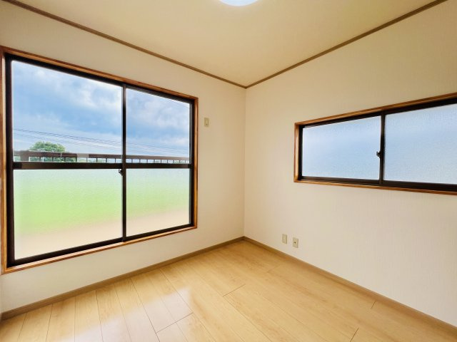 前橋市粕川町深津の洋室|２面採光で日当たり風通し良好♪