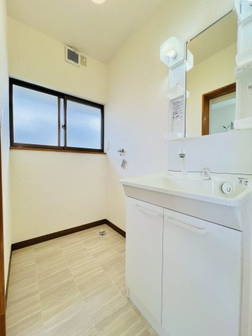 前橋市粕川町深津の洗面所|洗濯機や収納棚を設置してもゆとりのある空間◎