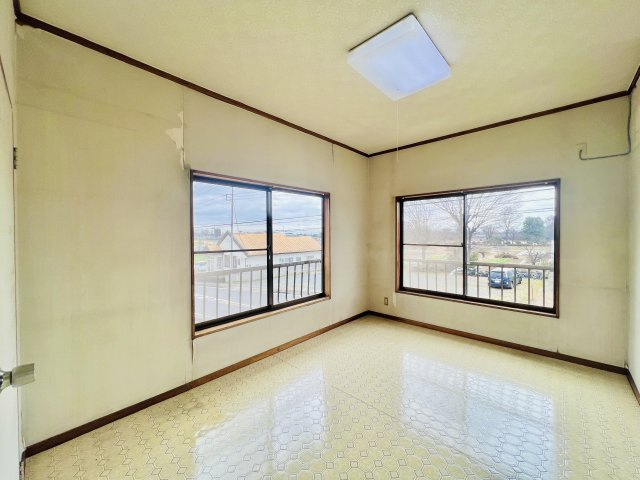 前橋市鶴が谷町の洋室|２面採光で日当たり風通し良好♪