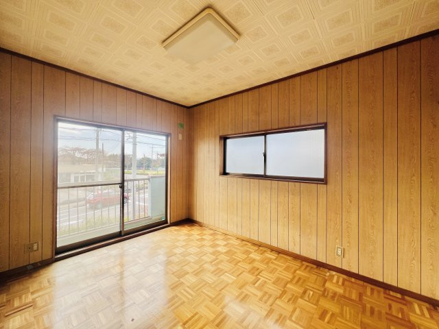 前橋市鶴が谷町の洋室|バルコニーも面している洋室は、明るい日差しが差し込みます♪