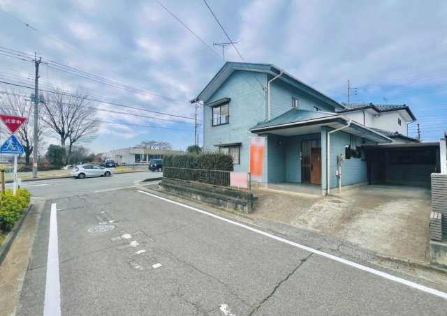 前橋市鶴が谷町の前面道路含む現地写真|1台分のカーポート付き◎