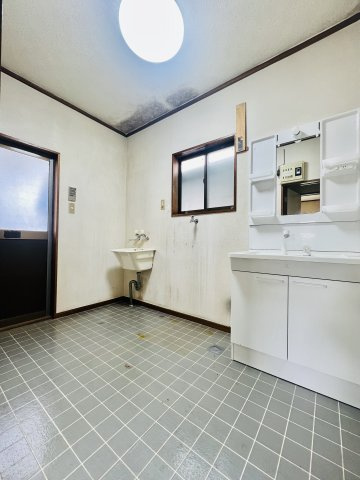 前橋市鶴が谷町の洗面所|広々とした空間の洗面脱衣所◎