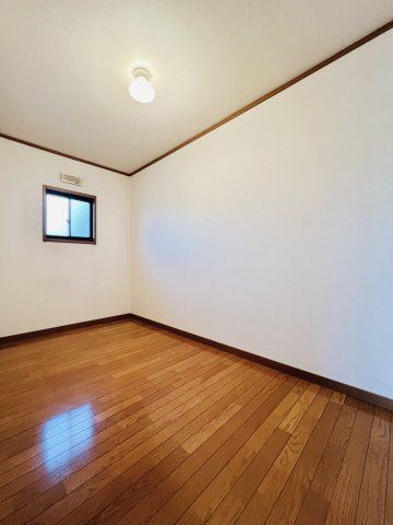 太田市新田市野井町の収納|4帖のWICは、洋服以外もたっぷり収納可能♪