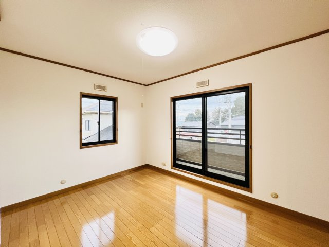 太田市新田市野井町の洋室|バルコニーへも行き来できる6帖洋室♪