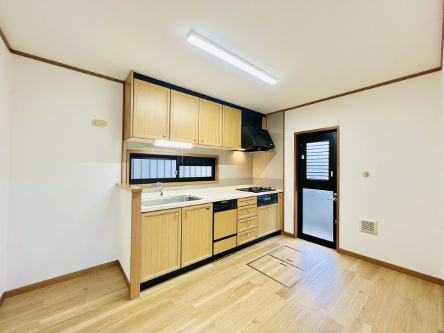 太田市新田市野井町のキッチン|収納力豊富のキッチンは、新品交換済み♪作業スペースも広くお料理時間も快適に♪