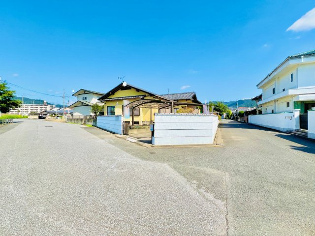 桐生市川内町2丁目の前面道路含む現地写真|閑静な住宅地で駐車も楽々♪
