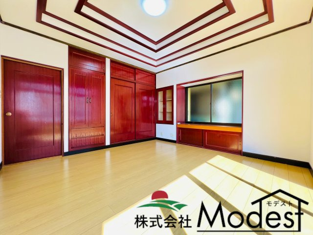 桐生市川内町2丁目の居間・リビング|収納スペースも充実で広々とした8帖洋室♪