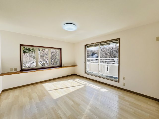 桐生市菱町2丁目の洋室|8帖の洋室は日当たりも良く気持ちよく過ごせます♪